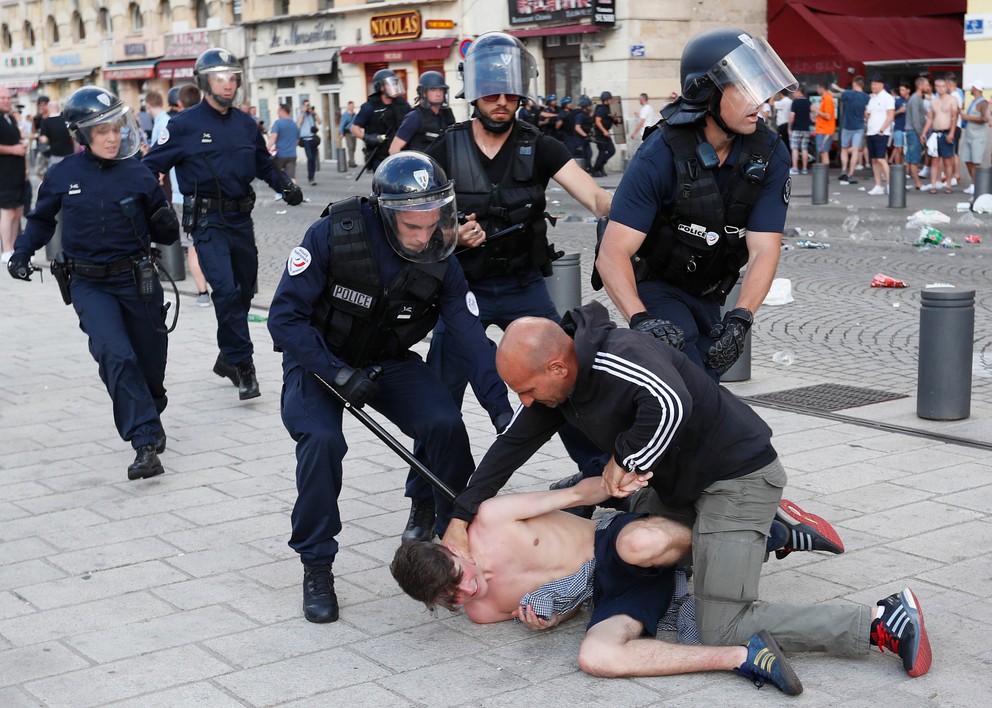 V Marseille za výtržnosti odsúdili troch ruských chuligánov.