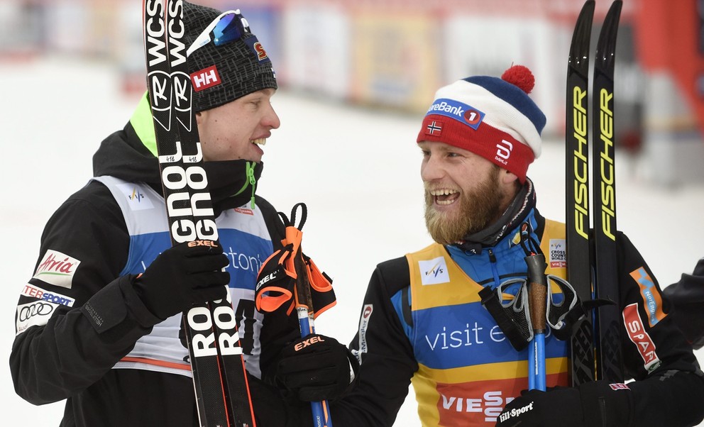 Víťazný Martin Johnsrud Sundby (vpravo) a druhý Ivo Niskanen.