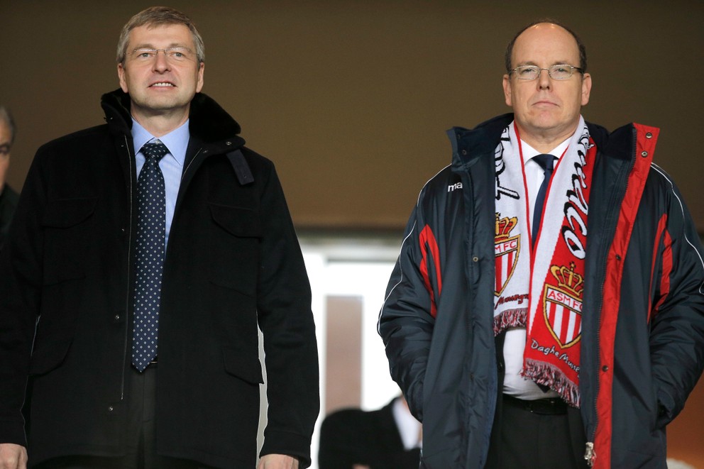 Na snímke z januára 2014 majiteľ futbalového klubu AS Monako Dmitrij Rybolovlev (vľavo) a monacký princ Albert II. pri sledovaní zápasu monackého mužstva.