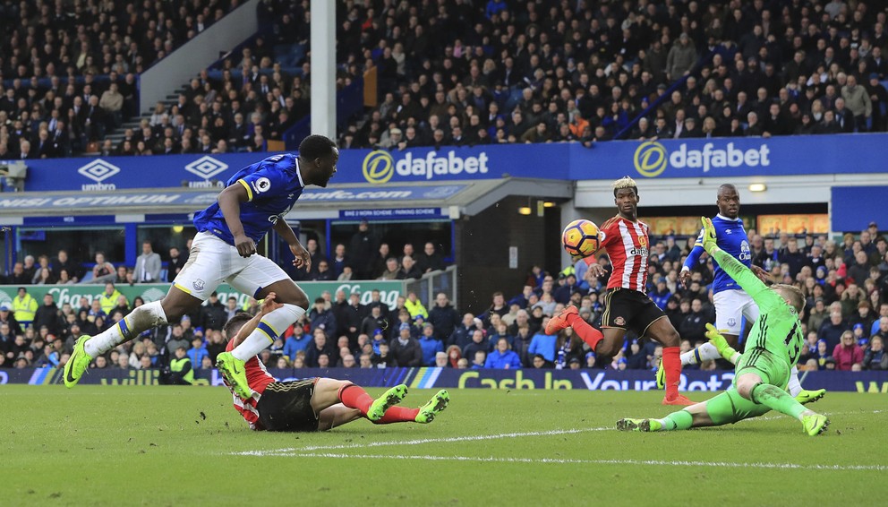 Romelu Lukaku (vľavo) strieľa druhý gól Evertonu v zápase.