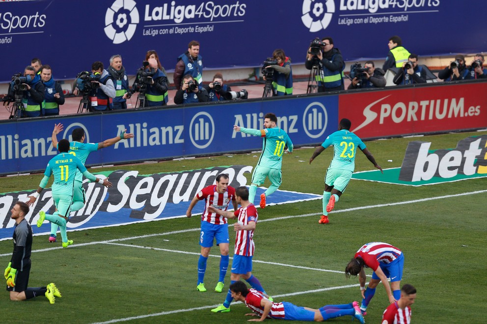 Futbalisti Barcelony oslavujú víťazný Messiho gól.