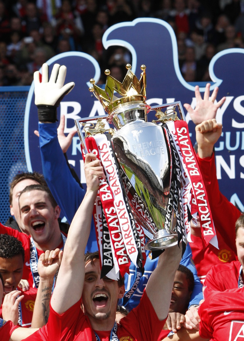 Gary Neville (s trofejou) patrí k legendám klubu Manchester United.