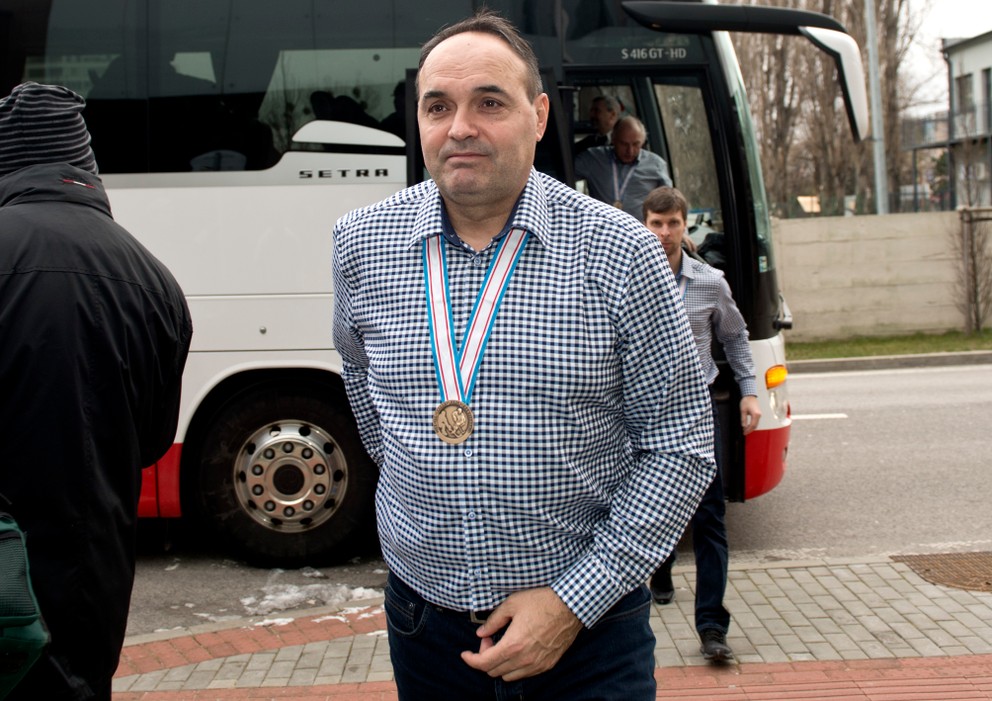 Tréner Ernest Bokroš s bronzovou medailou z majstrovstiev sveta hráčov do 20 rokov.