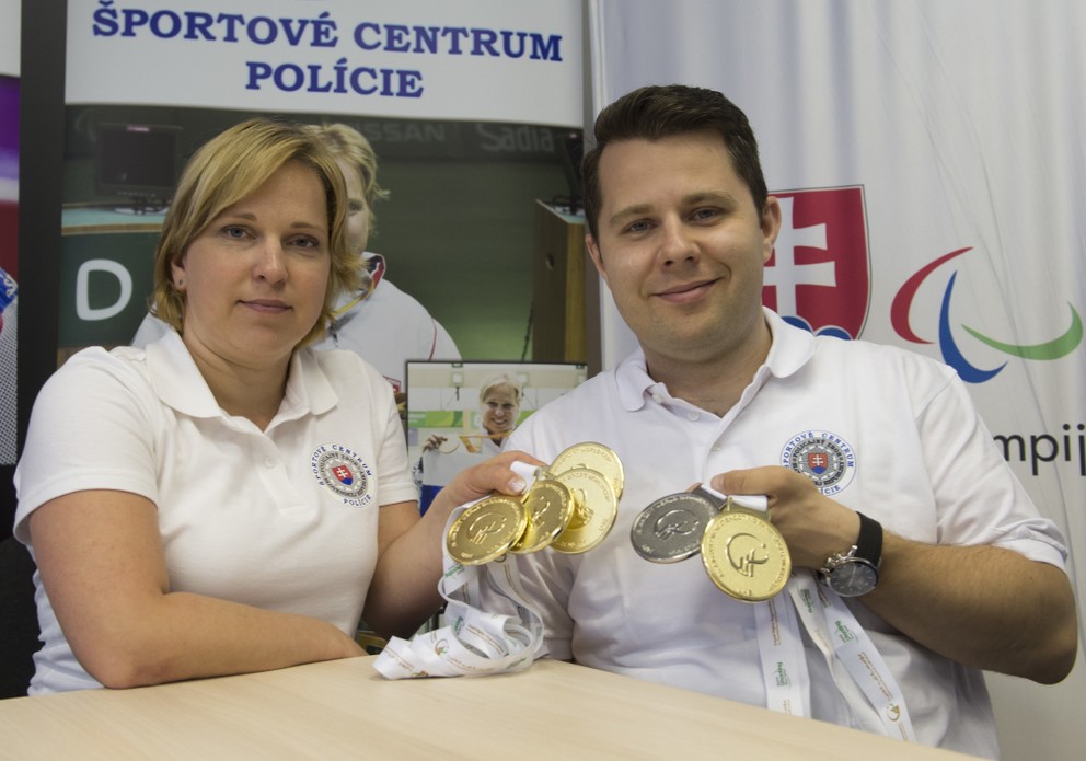 Na snímke úspešní paralympijskí strelci vľavo Veronika Vadovičová (4x zlato a 4x svetový rekord) a Radoslav Malenovský (zlato a striebro) po návrate z pretekov Svetového pohára v Abú Zabí.