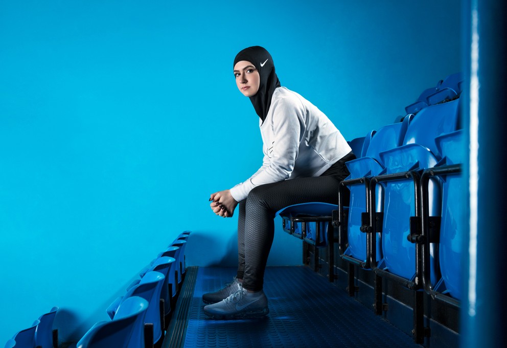 Krasokorčuliarka zo Spojených arabských emirátov Zahra Lárí má na hlave šatku hidžáb značky Nike. Americký výrobca športového oblečenia Nike v utorok 7. marca 2017 predstavil šatku hidžáb pre moslimské športovkyne. Pokrývku hlavy nazvanú Nike Pro Hijab vyvíjala firma rok v spolupráci so športovkyňami.