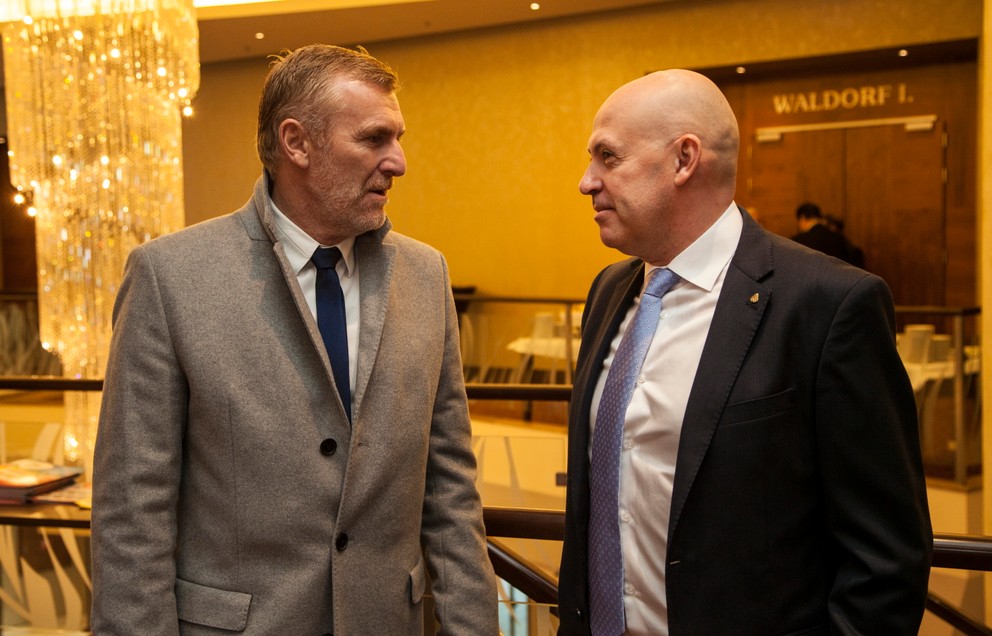 Peter Privara (vľavo) debatuje s novým prezidentom Slovenského olympijského výboru Antonom Siekelom.