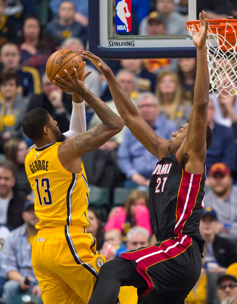 Hráč Miami Hassan Whiteside (vpravo) sa pokúša zablokovať zakončenie Paula Georgea z Indiany.