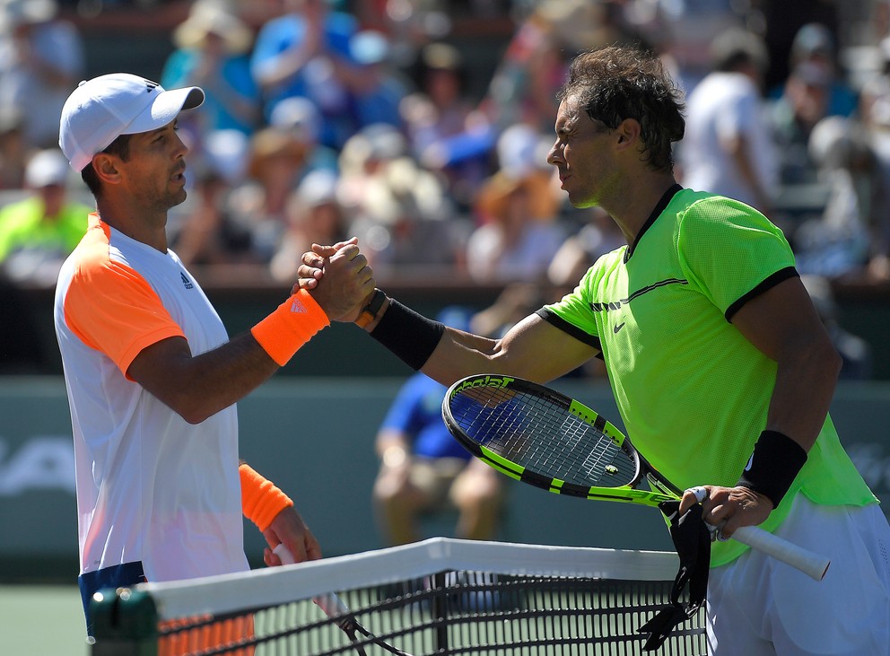 Fernando Verdasco (vľavo) gratuluje Rafaelovi Nadalovi k postupu.