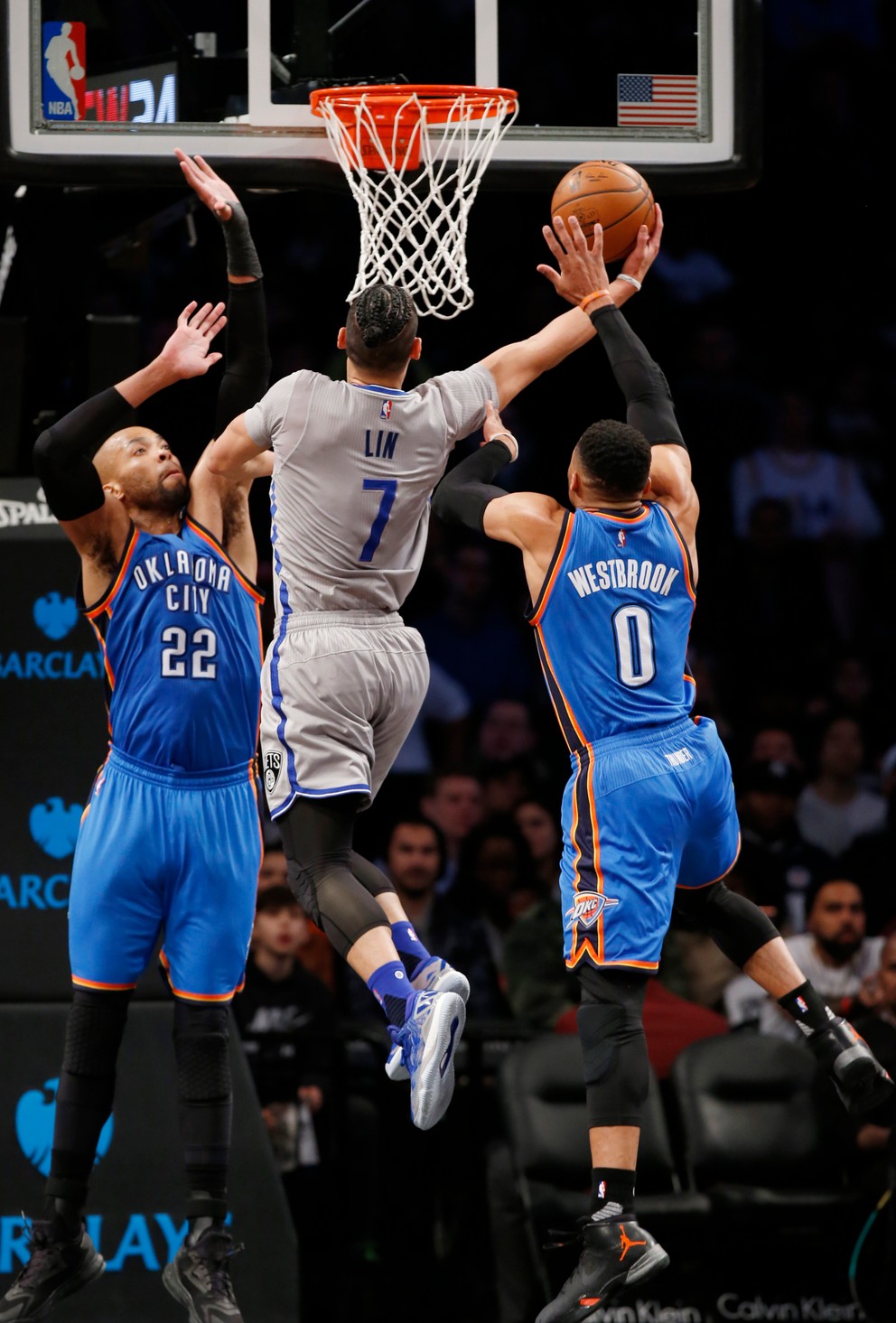 Russell Westbrook (vpravo).