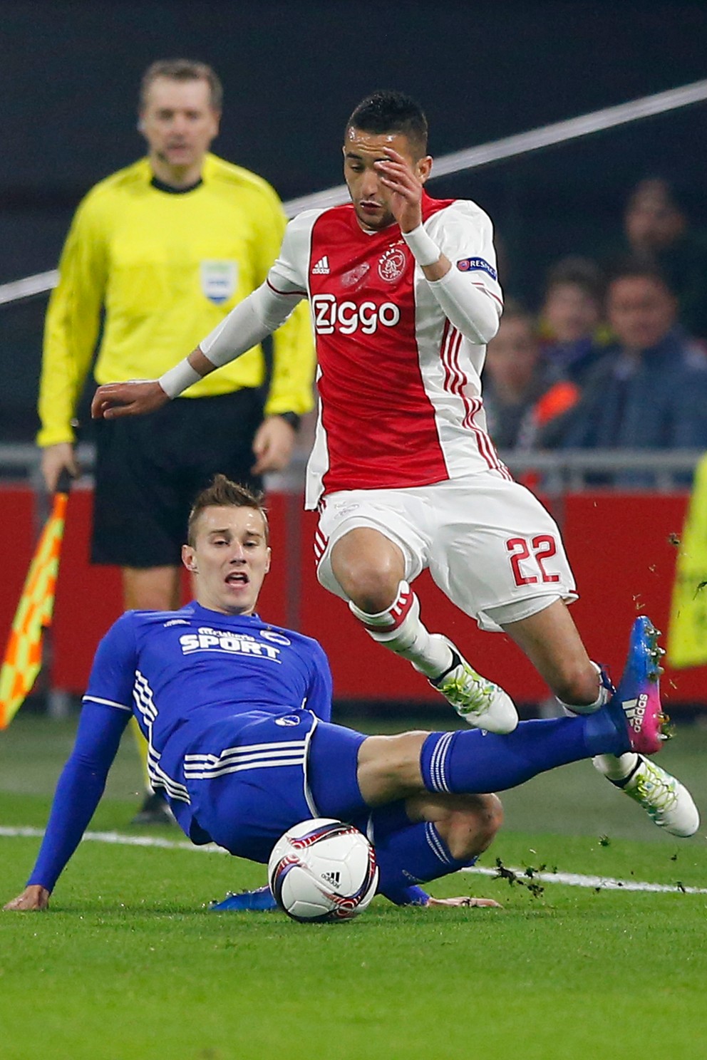 Ján Greguš (v modrom) sa pokúša odzbrojiť od lopty Hakima Ziyecha z Ajaxu Amsterdam.