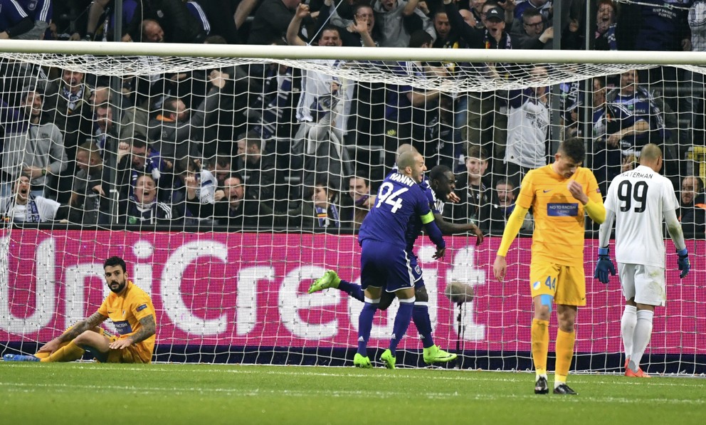Futbalisti Anderlechtu oslavujú jediný gól zápasu.