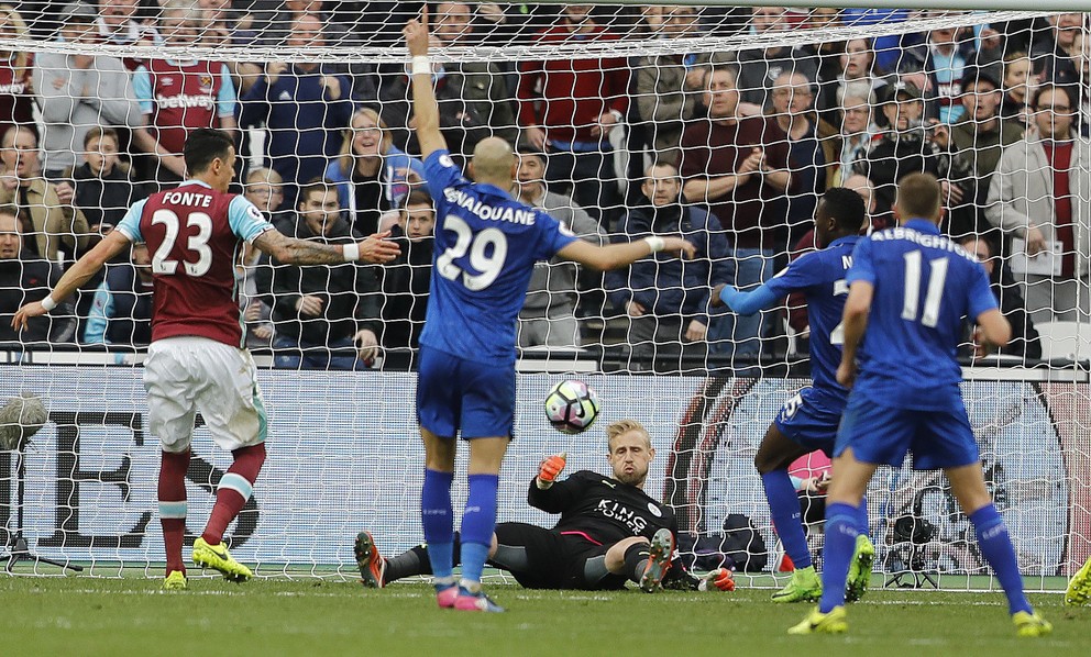 Brankár Leicesteru City Kasper Schmeichel zasahuje v zápase proti West Hamu United.