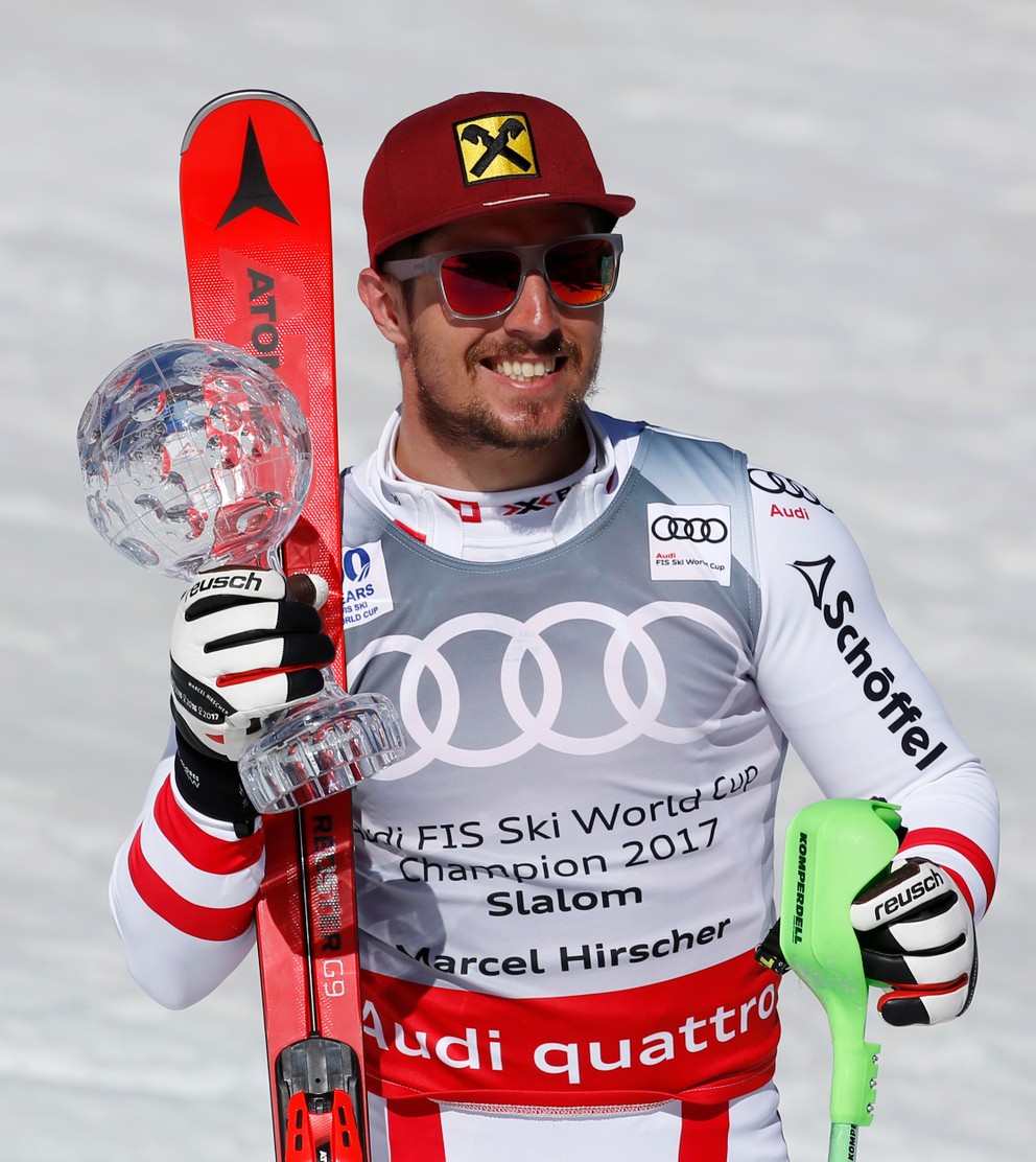 Marcel Hirscher si v nedeľu prevzal aj malý glóbus za celkové víťazstvo v hodnotení slalomu.