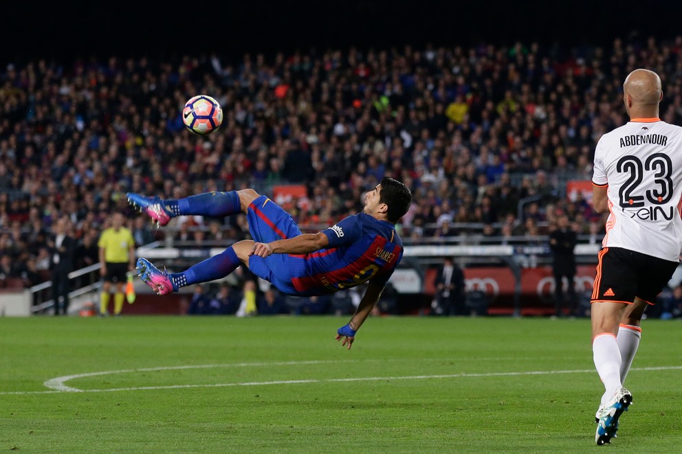 Luis Suárez sa pokúša o akrobatické zakončenie v zápase proti Valencii.