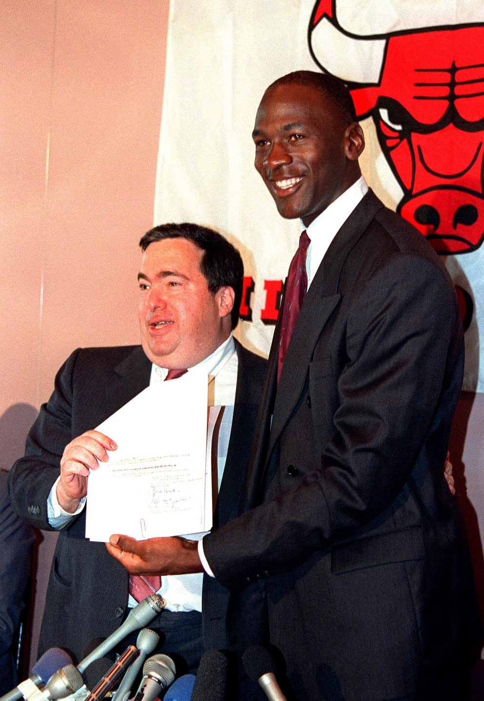 Na snímke z roku 1988 Jerry Krause (vľavo) pózuje s Michaelom Jordanom po tom, ako hviezdny basketbalista podpísal nový kontrakt s tímom Chicago Bulls.