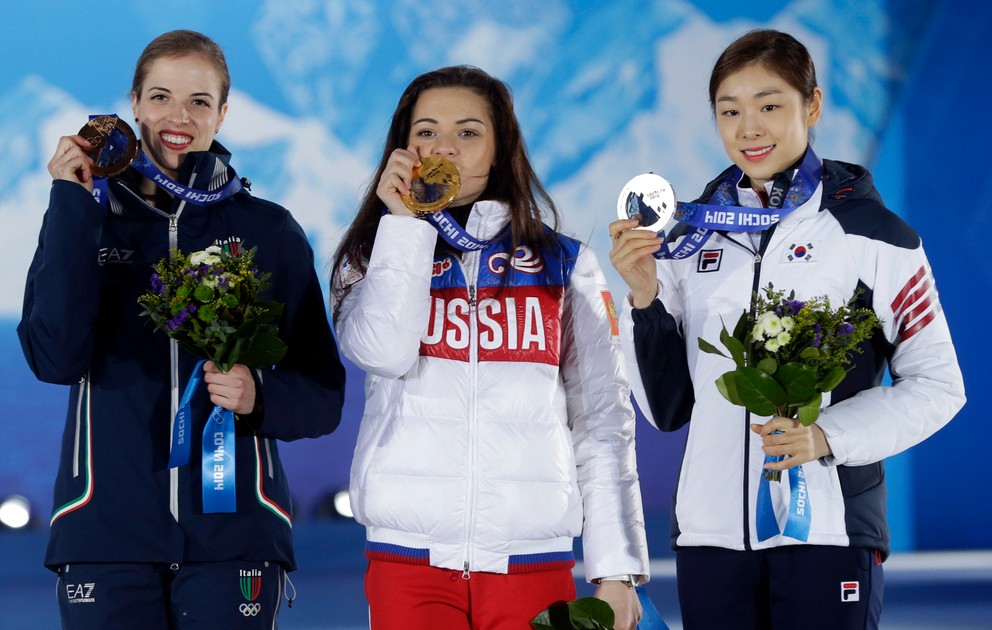 Carolina Kostnerová (vľavo) s bronzovou olympijskou medailou.