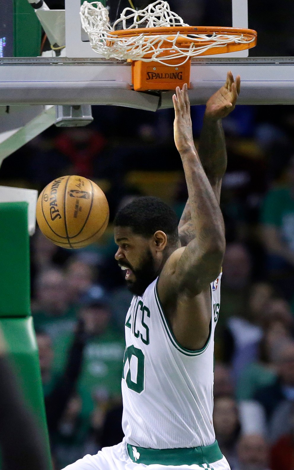Amir Johnson z Bostonu smečuje v zápase proti Miami.