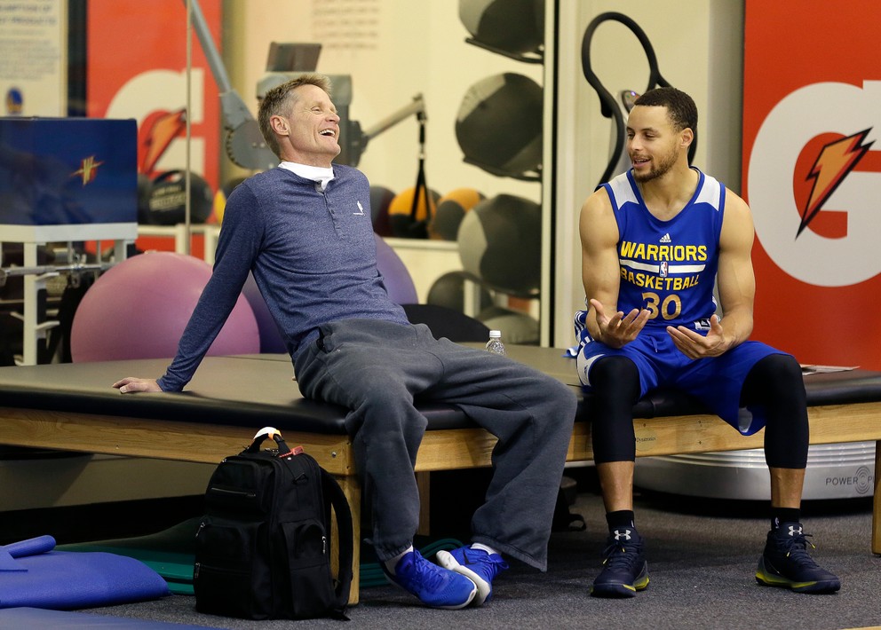 Tréner Steve Kerr (vľavo) so svojim zverencom Stephenom Currym.