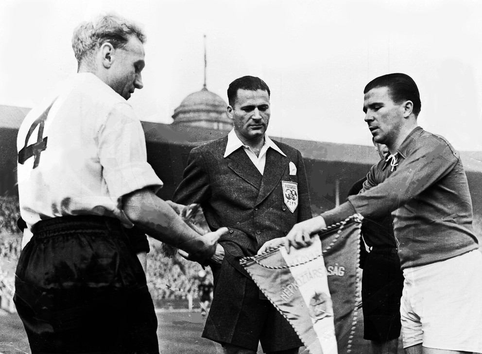 Na snímke z 25. novembra 1953 si Ferenc Puskás (vpravo) vymieňa vlajku s kapitánom Anglicka Billym Wrightom pred medzištátnym stretnutím vo Wembley.
