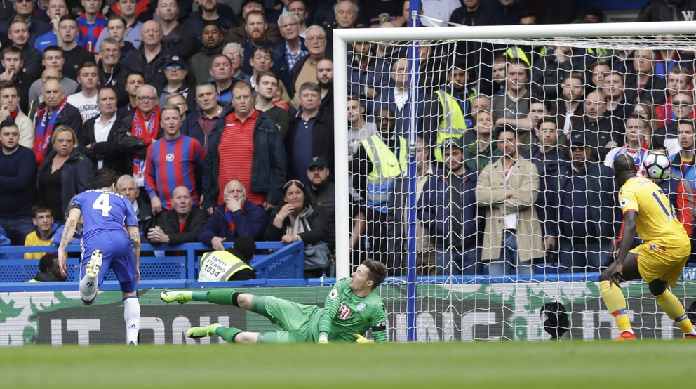 Cesc Fábregas (vľavo) strieľa prvý a napokon jediný gól Chelsea v záápase.