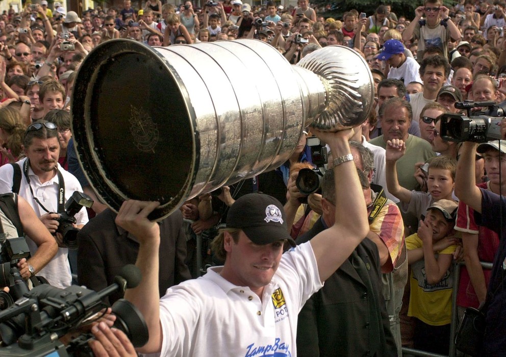 Martin Cibák na fotografii z roku 2004 pózuje so Stanley Cupom.
