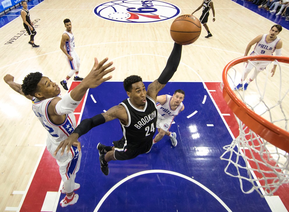 Hráč Brooklynu Rondae Hollis-Jefferson smečuje v zápase proti Philadelphii.
