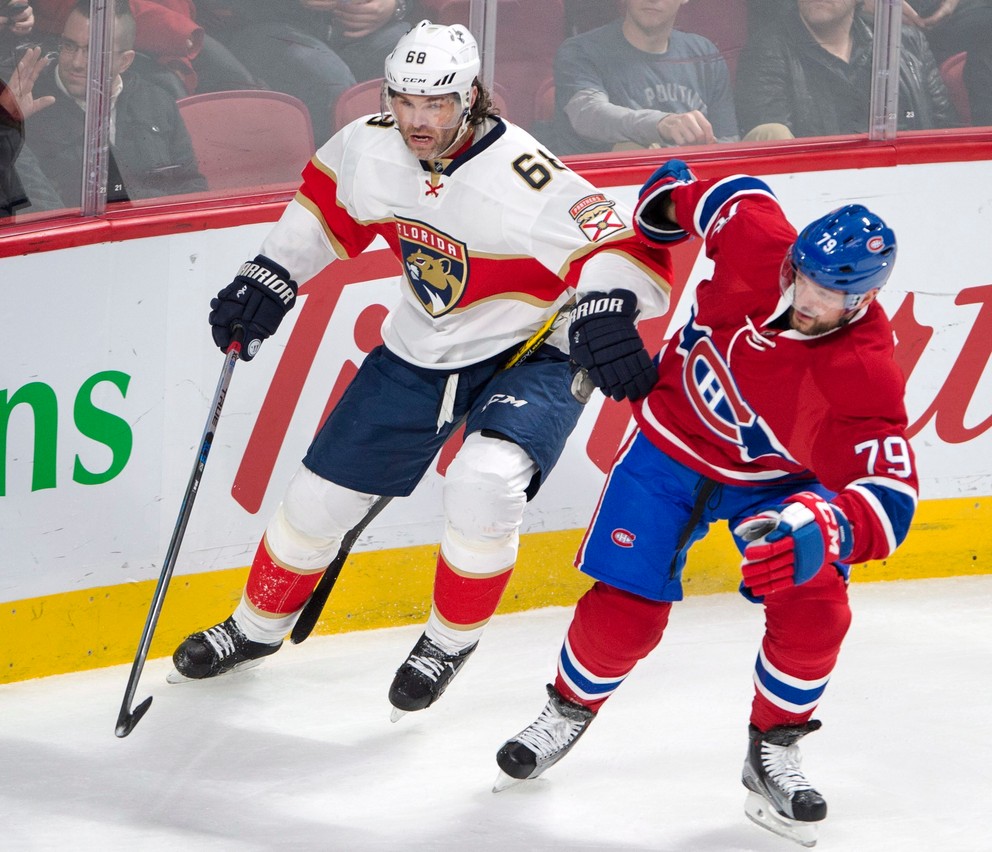 Jaromír Jágr (vľavo) sa snaží predrať cez obrancu Montrealu Andreja Markova.