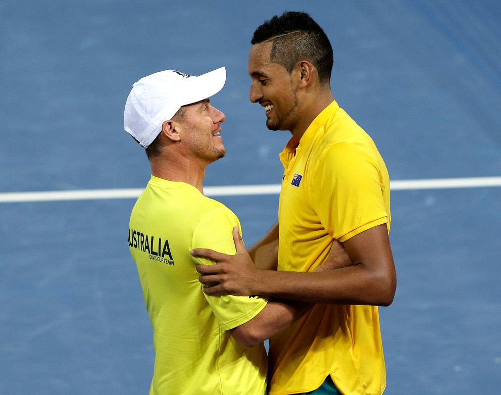 Austrálsky tenista Nick Kyrgios (vpravo) sa teší s kapitánom Lleytonom Hewittom po víťazstve v zápase dvojhry proti Američanovi Johnovi Isnerovi.