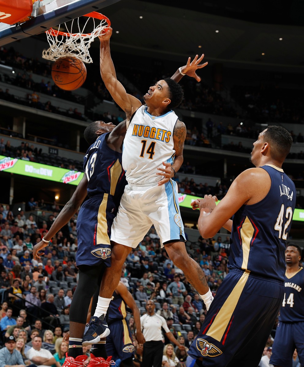 Hráč Denveru Gary Harris zakončuje na kôš v zápase proti New Orleans.