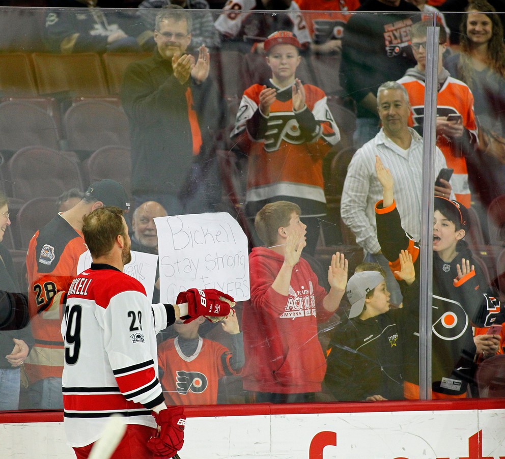 Fotografia, ktorá hovorí za všetko. "Bickell, zostaň silný" - tento nápis drží v rukách malý fanúšik Philadelphie Flyers, súpera Caroliny Hurricanes, za ktorý Bryan Bickell hráva.
