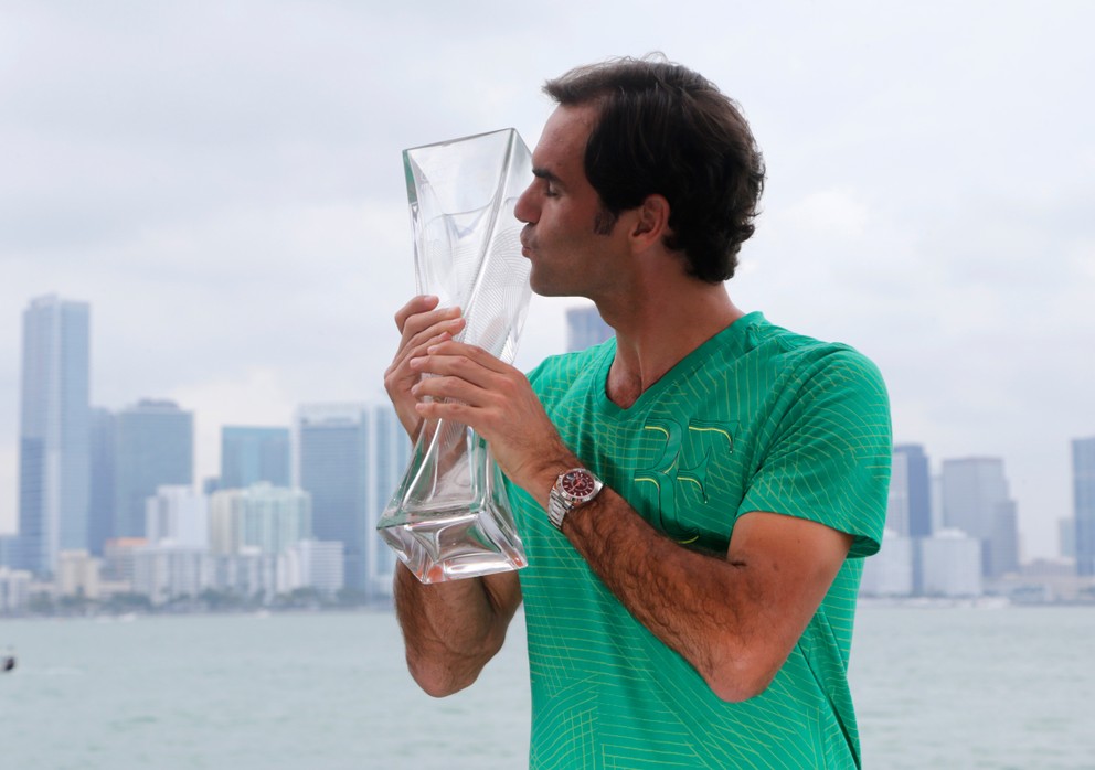 Roger Federer pózuje v Miami s víťaznou trofejou.