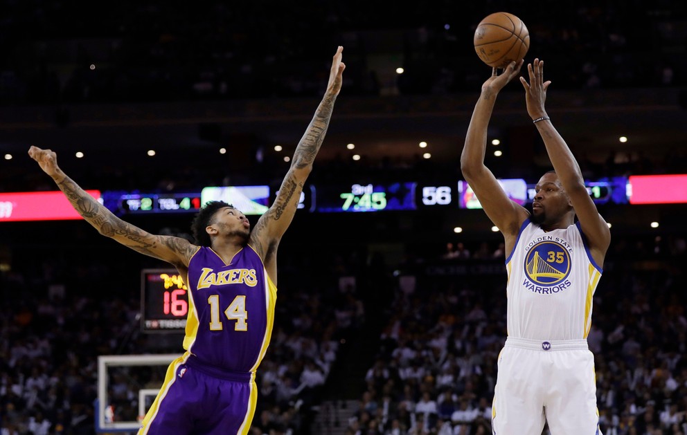 Kevin Durant (vpravo) zakončuje cez Brandona Ingrama.