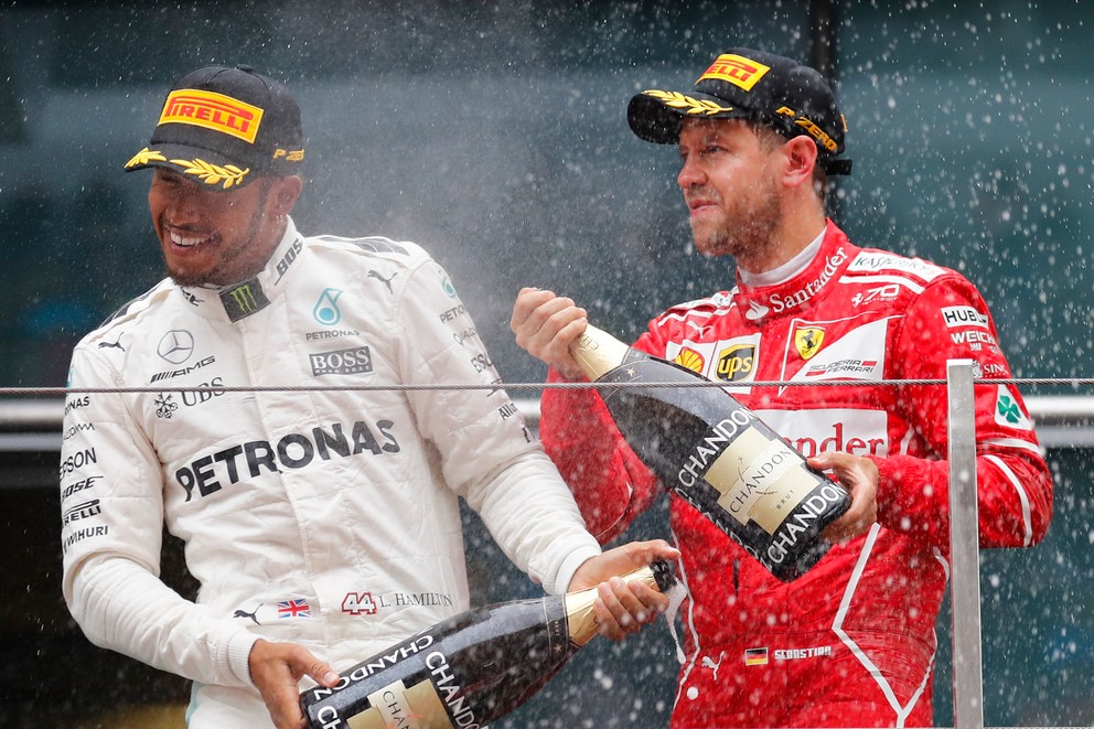 Lewis Hamilton (vľavo) a Sebastian Vettel (vpravo).