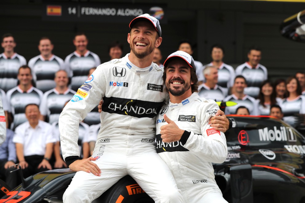 Jenson Button (vľavo) a Fernando Alonso.