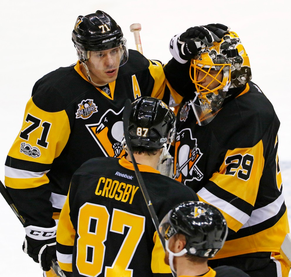 Hráči Pittsburghu Penguins - brankár Fleury, Crosby a Malkin oslavujú víťazstvo v druhom zápase play-off proti Columbusu.