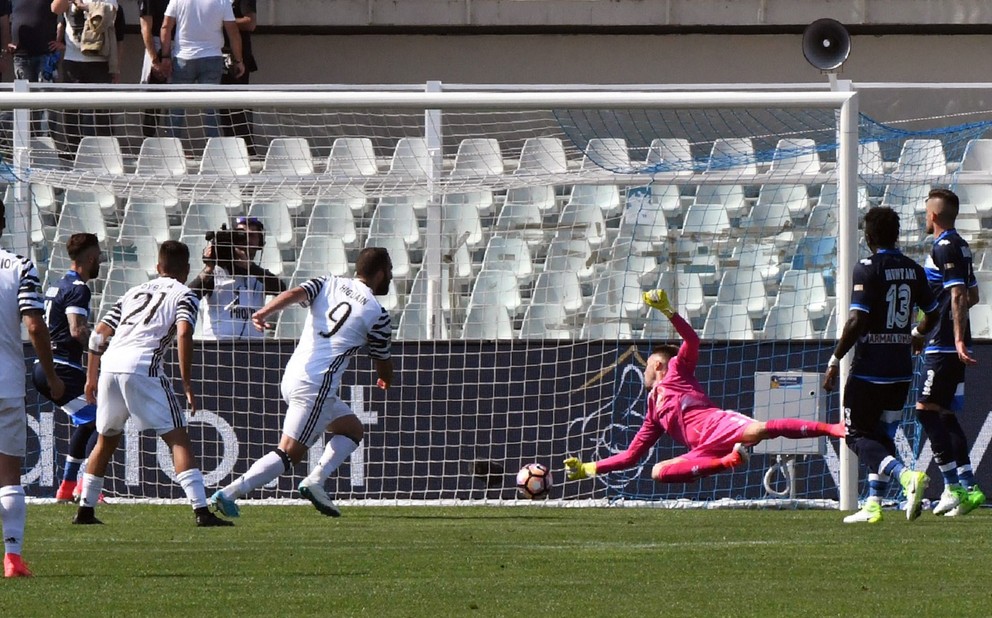 Gonzalo Higuaín (č.9) strieľa jeden zo svojich dvoch gólov.