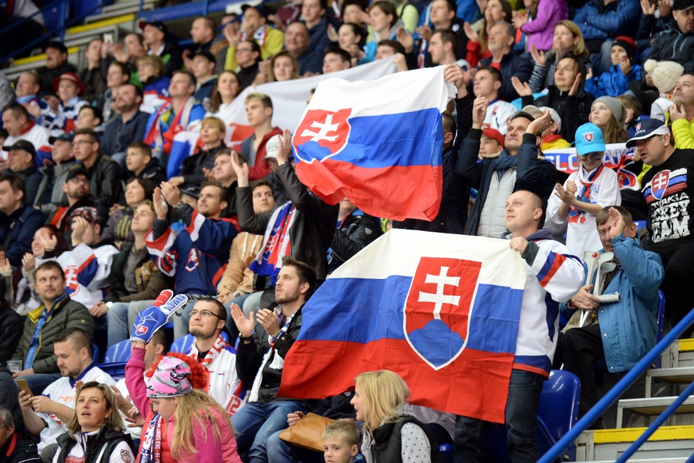 Na snímke fanúšikovia Slovenska v zápase A-skupiny Kanada - Slovensko na majstrovstvách sveta v hokeji hráčov do 18 rokov na zimnom štadióne v Poprade 15. apríla 2017.