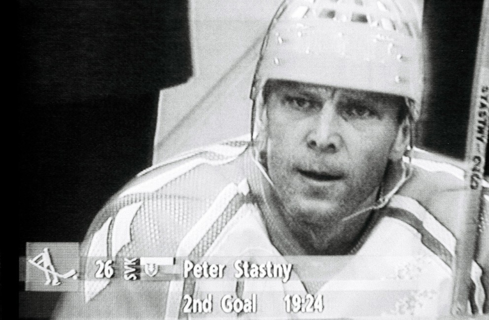 Zápas na ZOH Slovensko - USA v nórskom Gjöviku 15. februára 1994. Na snímke kapitán slovenskej hokejovej reprezentácie Peter Šťastný po tom, čo dal do americkej bránky druhý gól svojho mužstva.