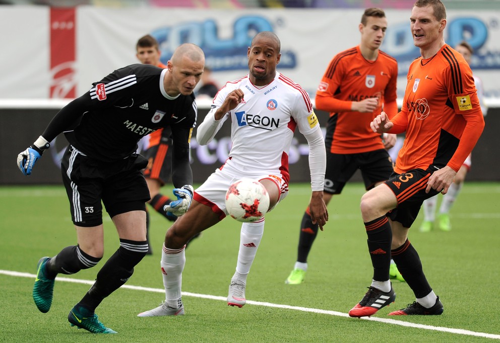 Zľava: Matúš Macík z MFK Ružomberok, Rangelo Janga z AS Trenčín a Ján Maslo z MFK Ružomberok v zápase medzi AS Trenčín - MFK Ružomberok.