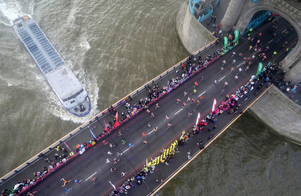 Bežci prebiehajú cez londýnsky Tower Bridge.