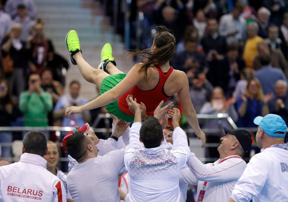 Bieloruská tenistka Aryna Sabalenková (hore) sa raduje s tímom z víťazstva nad Švajčiarkou Viktorijou Golubičovou.