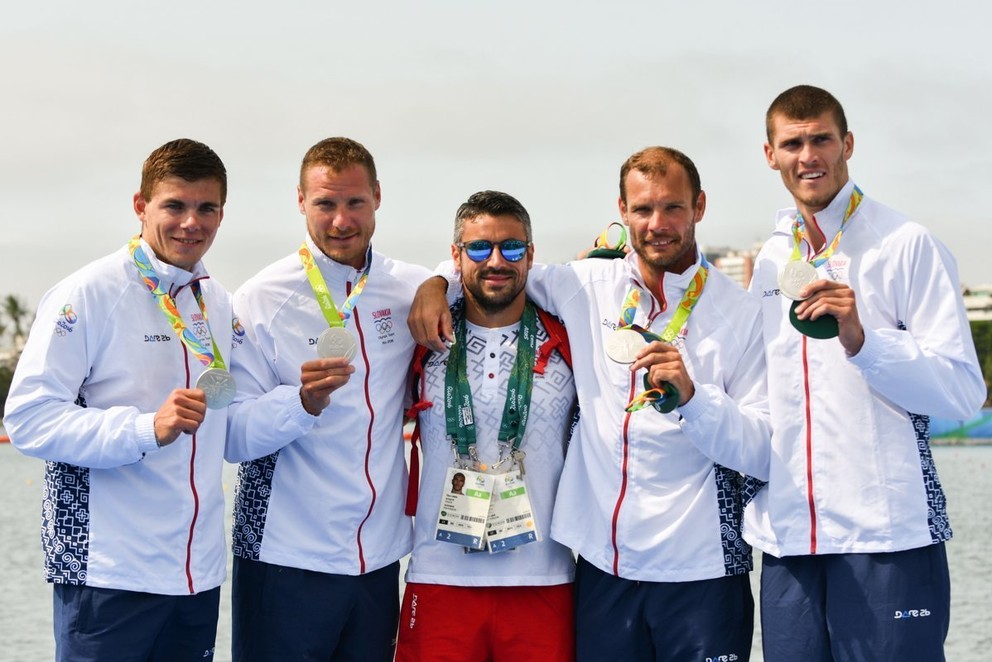 Slovenskí reprezentanti v rýchlostnej kanoistike, zľava: Denis Myšák a Erik Vlček, ich tréner Peter Likér a kanoisti Juraj Tarr a Tibor Linka.