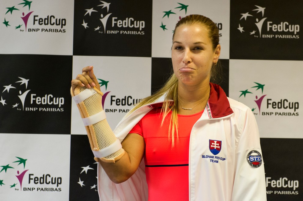 Dominiku Cibulkovú vyradila narazená šľacha na pravej ruke na dva týždne. 