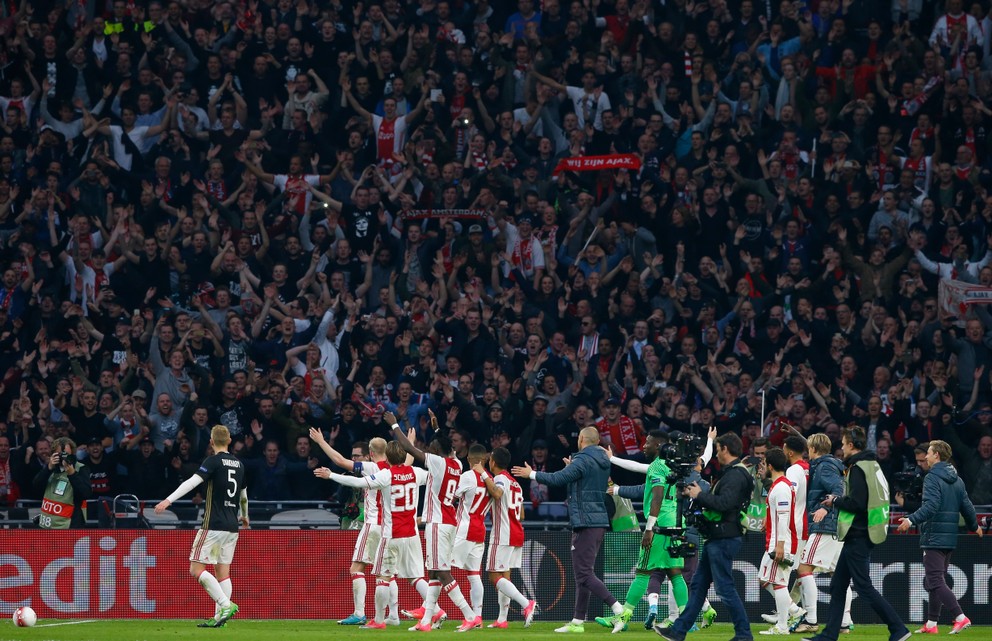 Futbalisti Ajaxu Amsterdam oslavujú víťazstvo nad Olympique Lyon.
