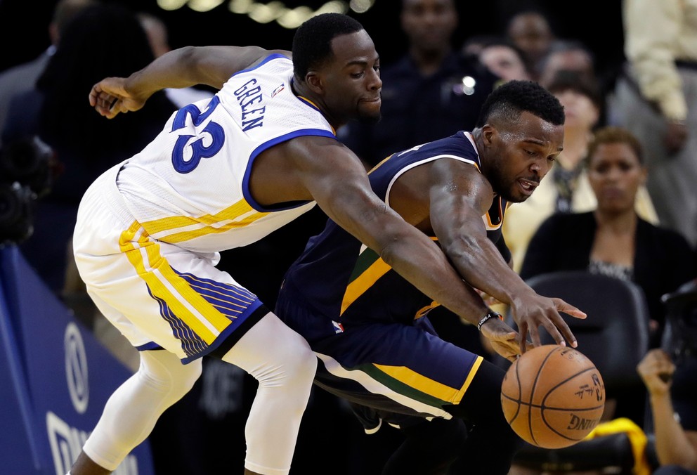 Draymond Green (vľavo) predviedol skvelý výkon.