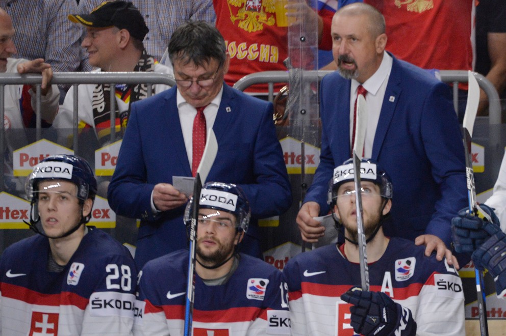 Zdeno Cíger (vpravo) počas zápasu s Ruskom rozdáva pokyny svojim zverencom. Vľavo jeho asistent Miroslav Miklošovič.
