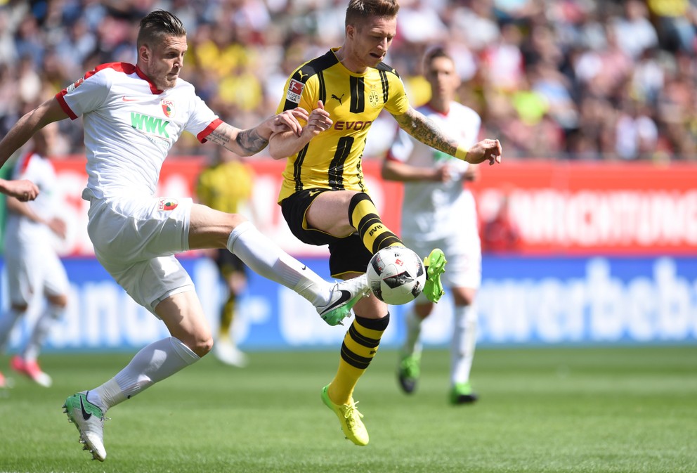 Dortmundská hviezda Marco Reus (vpravo) v jednom zo súbojov.