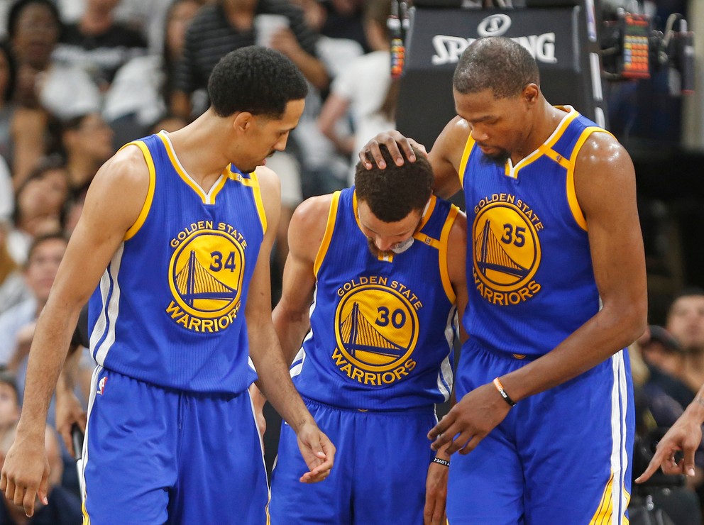 V drese víťazov nazbieral Kevin Durant 33 bodov (číslo 35) a 10 doskokov, Stephen Curry pridal 21 bodov (v strede).