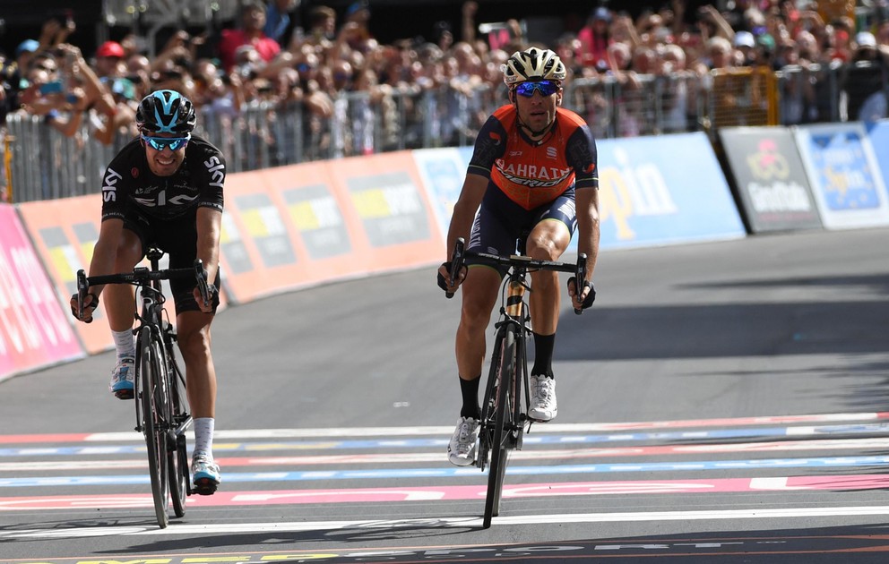 Vo finiši etapy si to rozdali o prvenstvo Vincenzo Nibali (vpravo) a Mikel Landa zo Sky.
