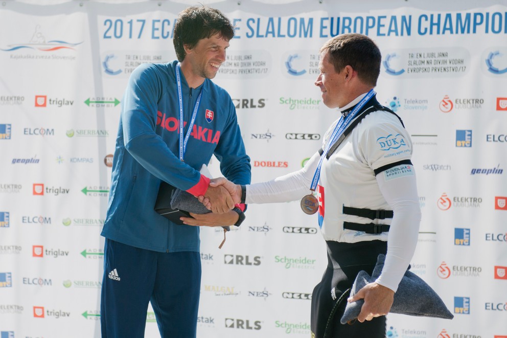 Na snímke slovenskí reprezentanti, vľavo zlatý Alexnader Slafkovský a bronzový Michal Martikán v kategórii C1 na majstrovstvách Európy slalomárov na divokej vode v slovinskom Tacene.